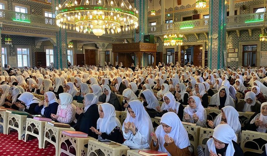 Bağcılar’da kadınlar camide hatim duasında buluştu