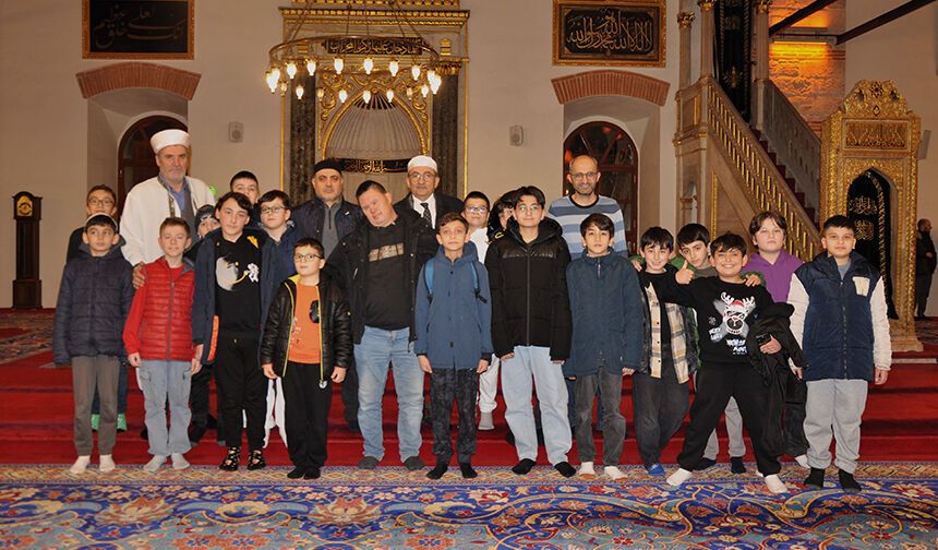 Balıkesirli gençler teravih namazında buluştu