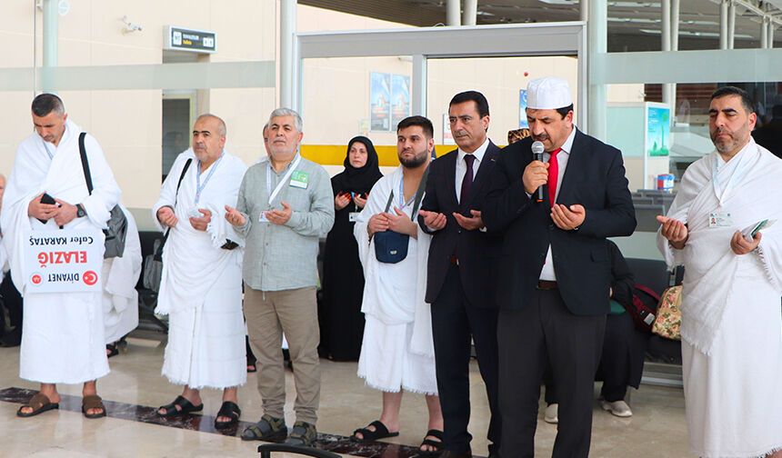 Elazığ'da umreciler dualarla yola çıktı