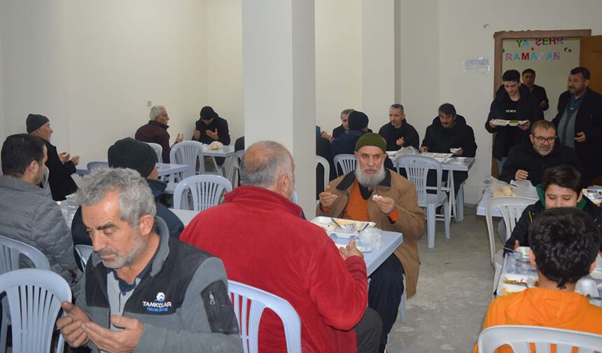 Lalabel Mahallesi aynı sofrada iftar açıyor