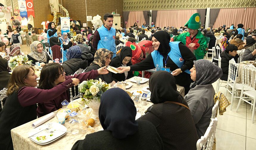 Erzincan'da yetimler iftarda buluştu