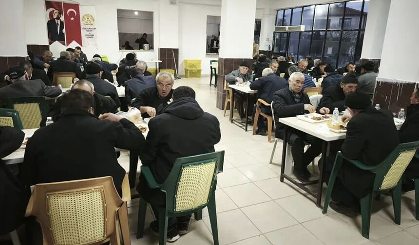 Yıllardır aynı sofrada iftar sevinci yaşıyorlar