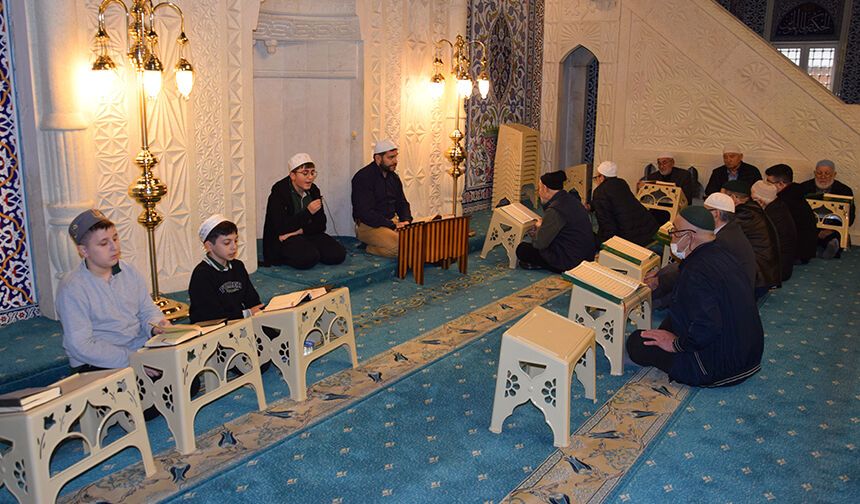 Hafız öğrenciler mukabele geleneğini yaşattı