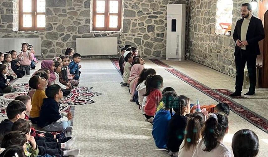 Hakkari'de tarihi camide çocuklar bir araya geldi