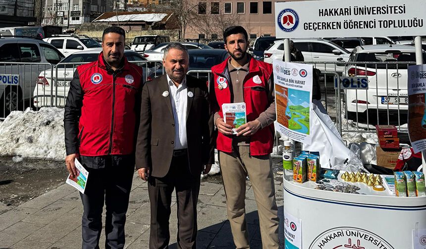 Geçerken Öğrenci Kulübü üyeleri su israfına dikkat çekti