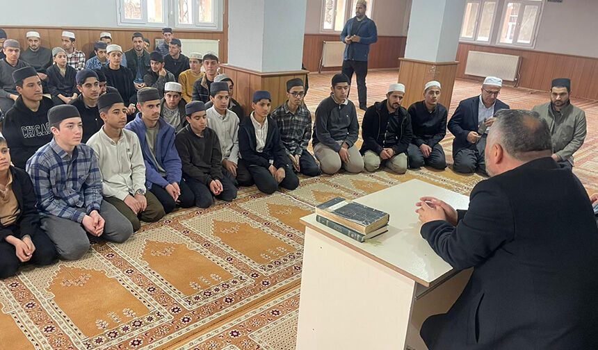 Müftü Okuş, Şemdinli'de hafızlık öğrencileriyle buluştu