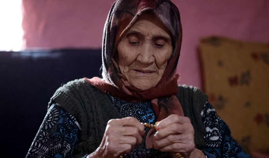 Asırlık çınar: Tespih çekerek günüm geçer