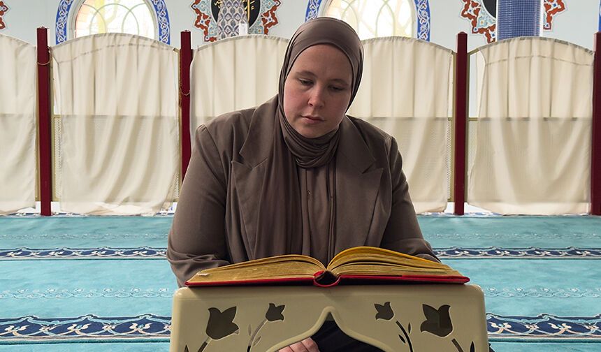 İSLAM'LA HUZURA KAVUŞTU