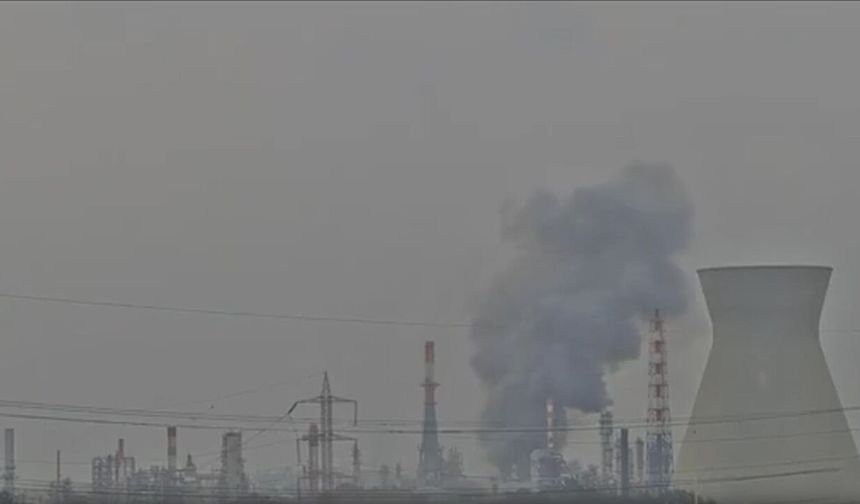 İran’ın hedef aldığı Hayfa'daki petrol rafinerisinden siyah dumanlar yükseliyor