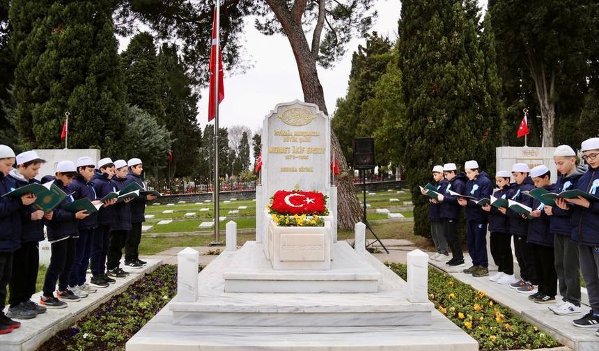 İSTİKLAL ŞAİRİ KABRİ BAŞINDA ANILDI