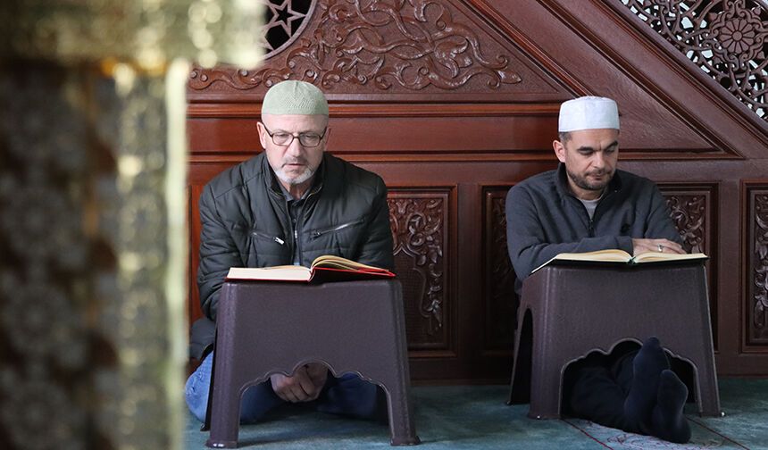 İTİKAFLA RAMAZANIN MANEVİ İKLİMİNİ YAŞIYORLAR