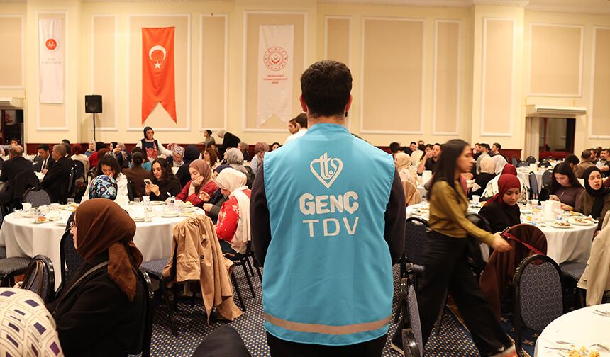 İzmir'de üniversiteli gençler iftarda buluştu