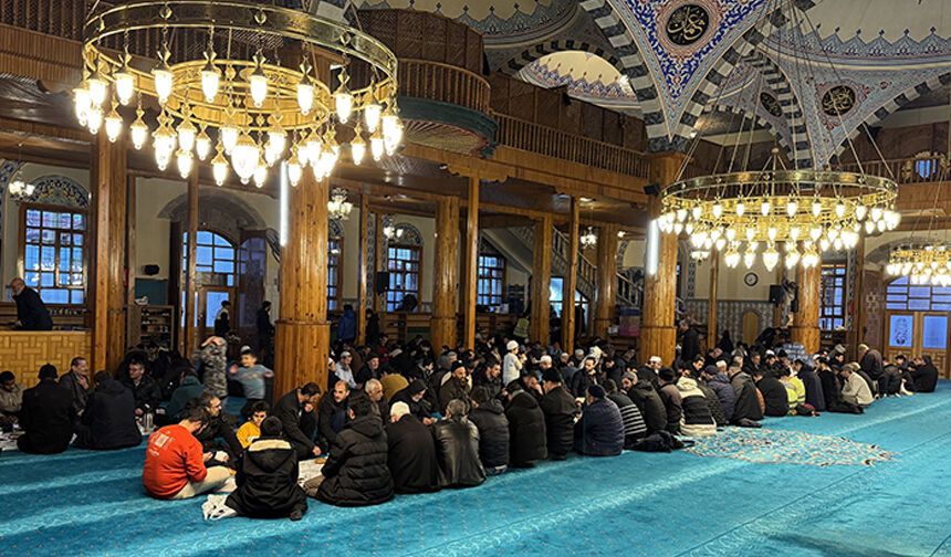 TARİHİ CAMİDE ÜMMET İFTARI GELENEĞİ SÜRÜYOR