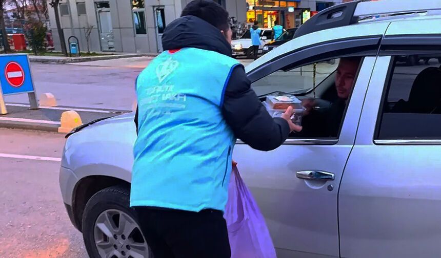 Karaman'da yolculara iftarlık dağıtıldı