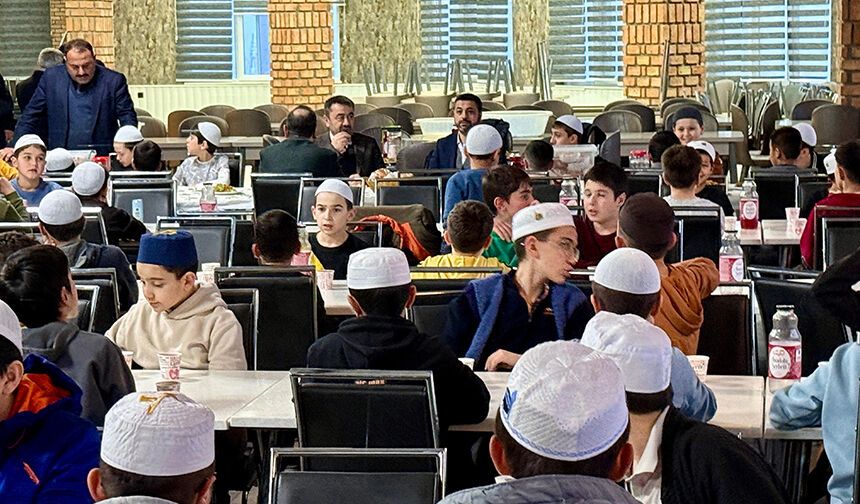 Kayseri'de hafızlar iftarda buluştu