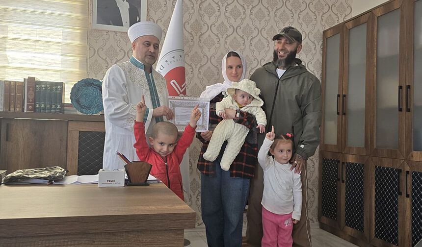 Ukraynalı kadın Kemer'de Müslüman oldu