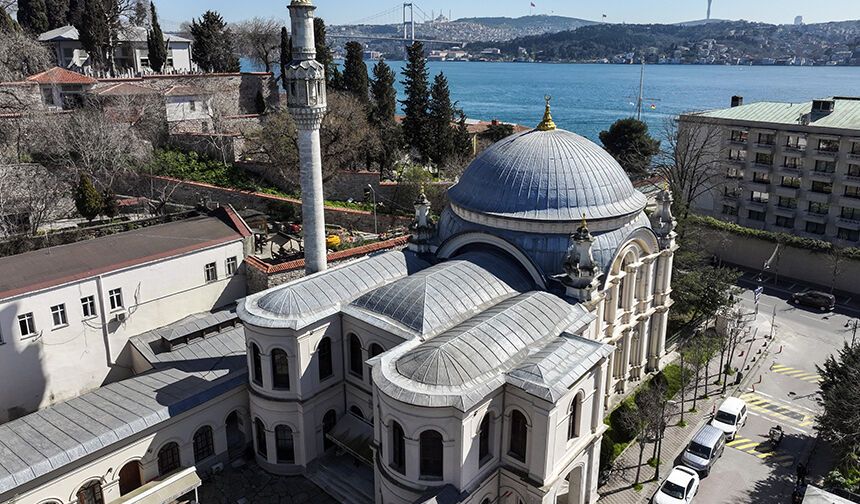 Boğaz kıyısındaki saray yapılarından Küçük Mecidiye Camii