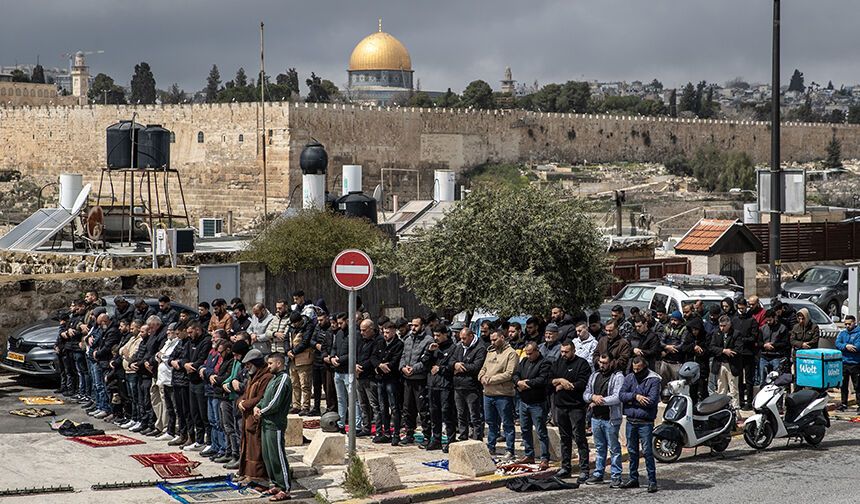 İŞAGL ALTINDAKİ MESCİD-İ AKSA'NIN ÇEVRESİNDE CUMA NAMAZI KILINDI
