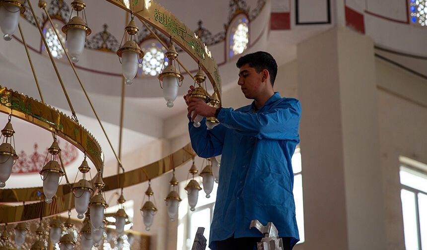 MESLEK LİSELİLER CAMİLERİN BAKIMINI YAPIYOR