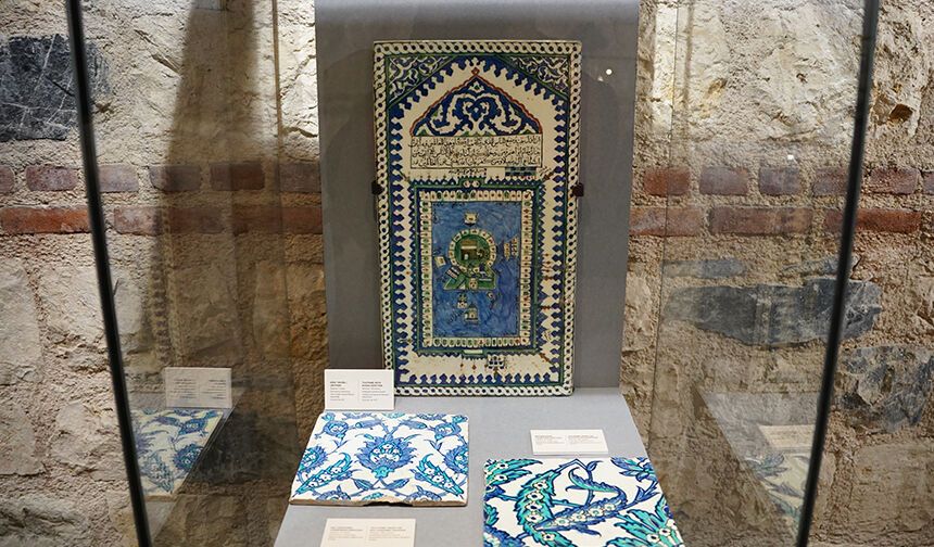 "Osmanlı Sultanlarının Sevdası: Kutsal Emanetler" sergisi Rami Kütüphanesi'nde açıldı