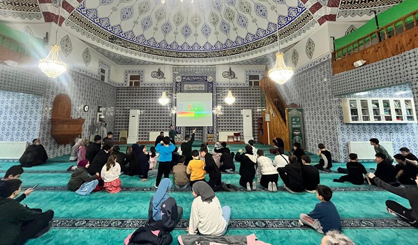 Şavşat'ta çocuklar camide yarıştı