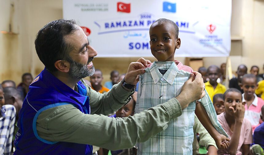 SOMALİ'DEKİ YETİMLERE BAYRAMLIK HEDİYE