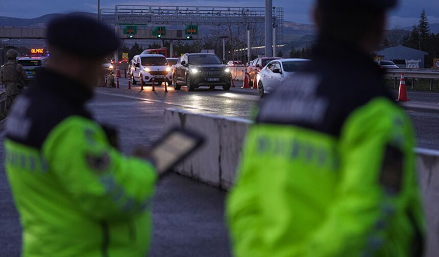 İstanbul ve Ankara'da bayram dönüşü trafik yoğunluğu oluştu