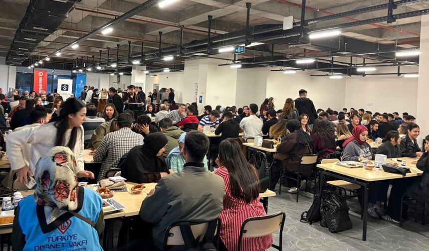 Tarsus'ta üniversiteli öğrenciler iftarda buluştu
