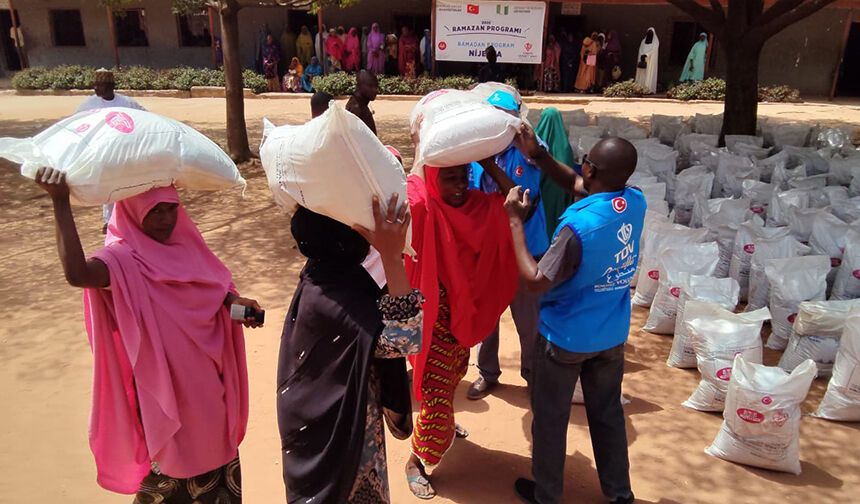 TDV, Nijerya'da ihtiyaç sahiplerine gıda kolisi dağıttı