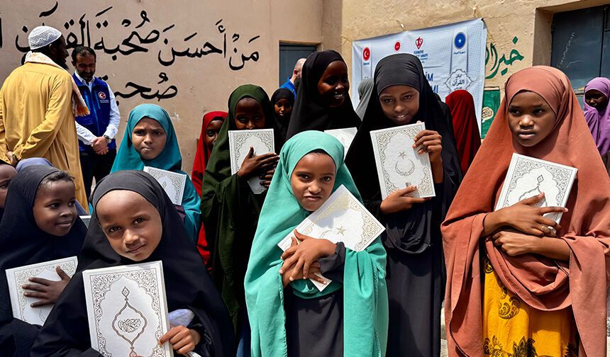 TDV SOMALİ'DE 2 BİN KİŞİYE KUR'AN-I KERİM DAĞITTI