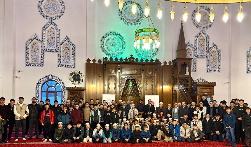 İpekyolu'nda gençler camide ramazan sevinci yaşadı