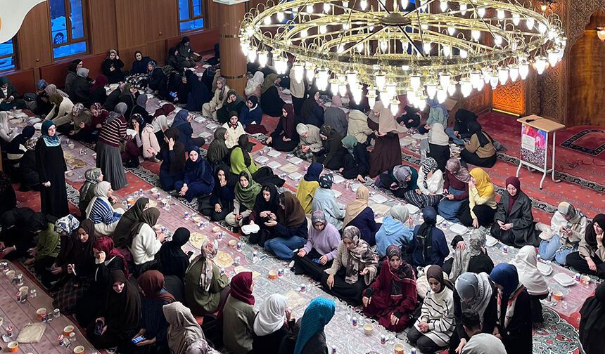 Edremit'te gençler iftar sofrasında buluştu