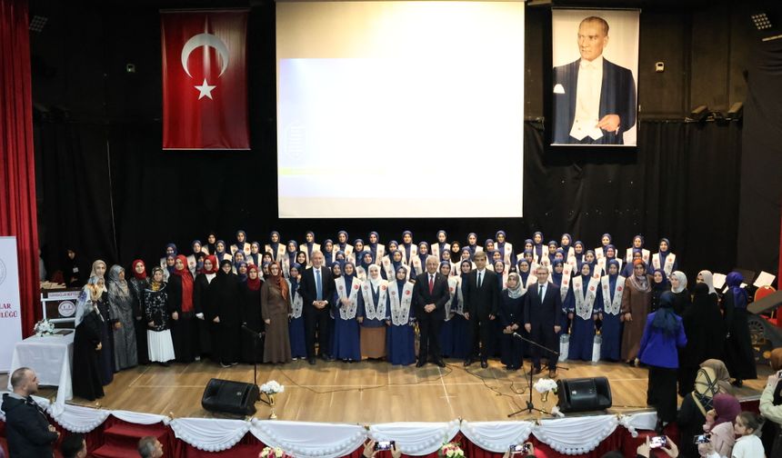 İzmir'de hafızlar taç giydi