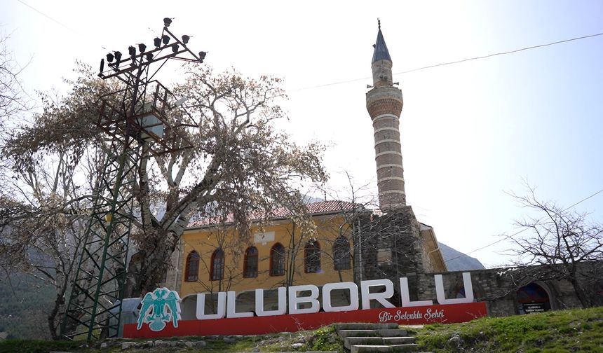 8 ASIRLIK SELÇUKLU CAMİSİ ZAMANA DİRENİYOR