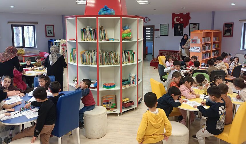 Minikler kütüphanede buluştu