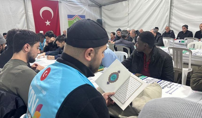 Üniversite öğrencileri şehit polisi dualarla andı