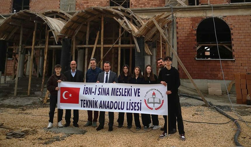 Bilecik'te liseli gençlerden cami inşaatına destek