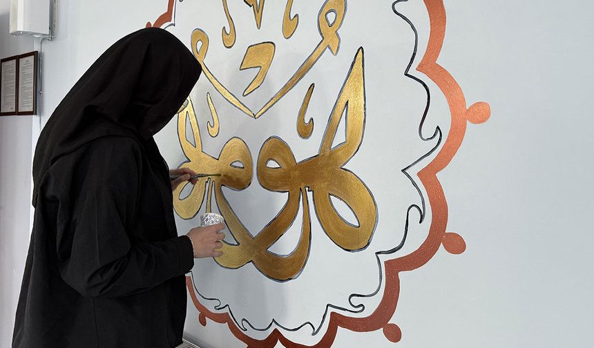 Iğdır'da gönüllüler Osmanlı motiflerini camilere işliyor