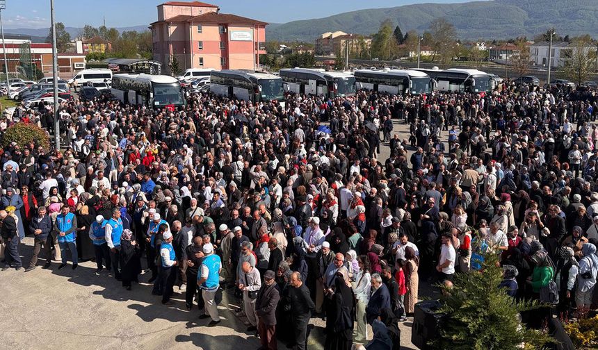 Düzceli hacı adayları dualarla yola çıktı