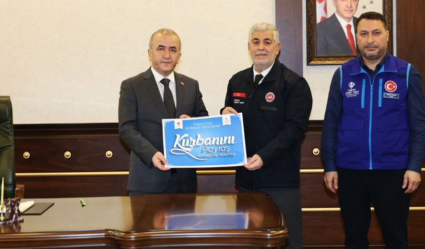 Vali Hatipoğlu, TDV aracılığıyla kurbanını Filistin'e bağışladı