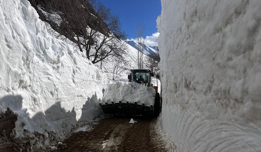 Hakkari'de karla mücadele sürüyor