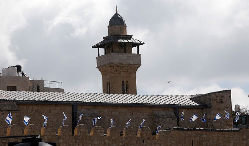 HAREM-İ İBRAHİM CAMİİ'NE İŞGALCİ BAYRAKLARI ASTILAR