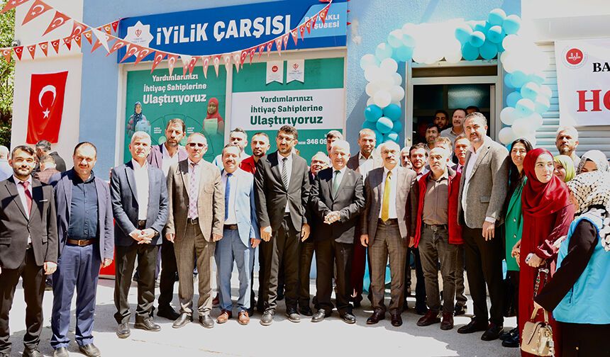 Bayraklı'da "İyilik Çarşısı" hizmete açıldı