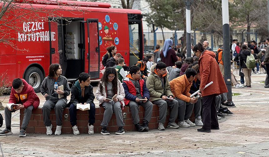 Erzincan'da öğrenciler Kütüphane Haftası'nı açık havada kitap okuyarak kutladı