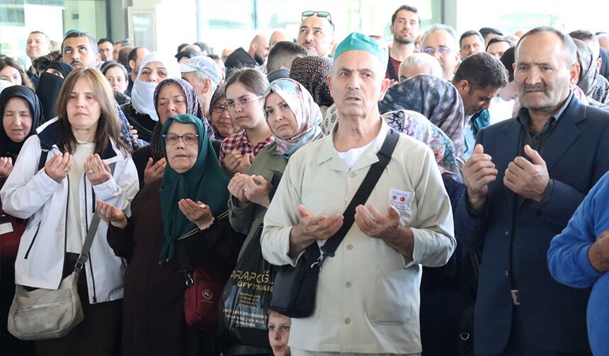 Manisalı hacı adayları dualarla yola çıktı