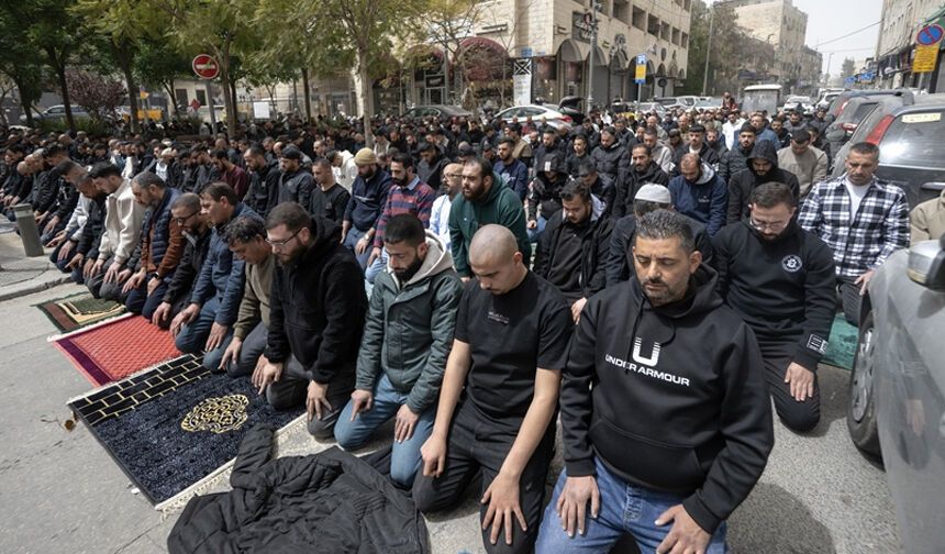 MESCİD-İ AKSA ÇEVRESİNDE CUMA NAMAZI KILINDI