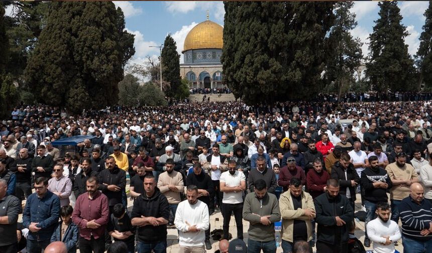 MESCİD-İ AKSA'DA ON BİNLERCE MÜSLÜMAN CUMA KILDI