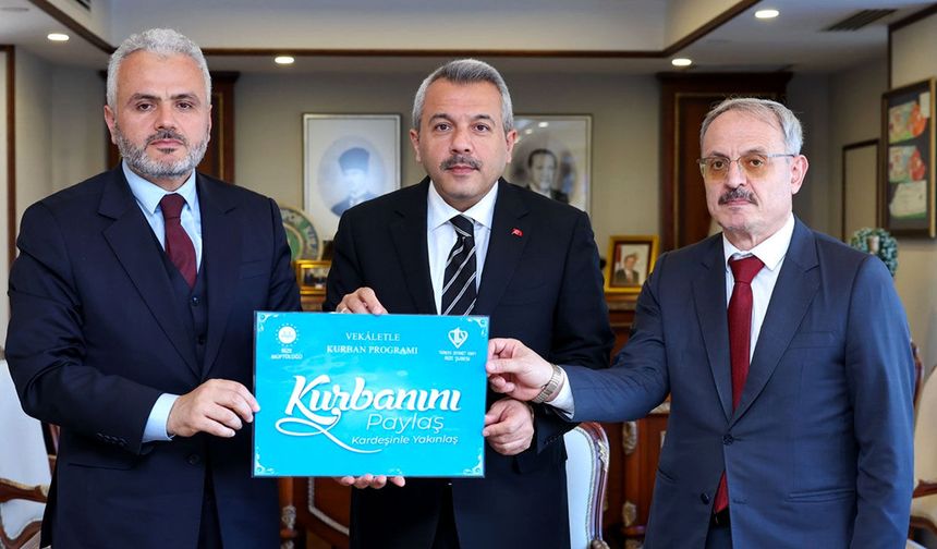 TDV'NİN KURBAN KAMPANYASINA İLK DESTEK RİZE VALİSİNDEN GELDİ