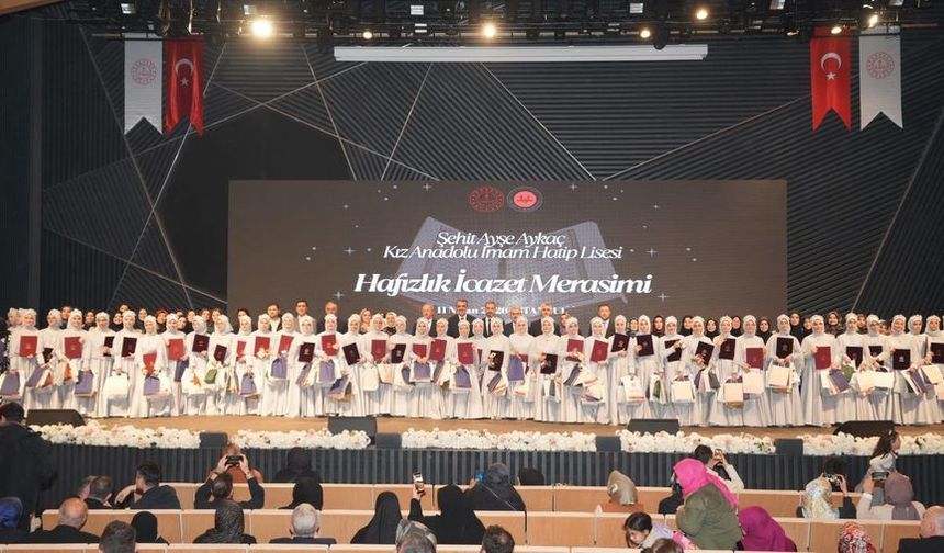 Üsküdar'da 55 öğrenci örgün eğitimle hafız oldu