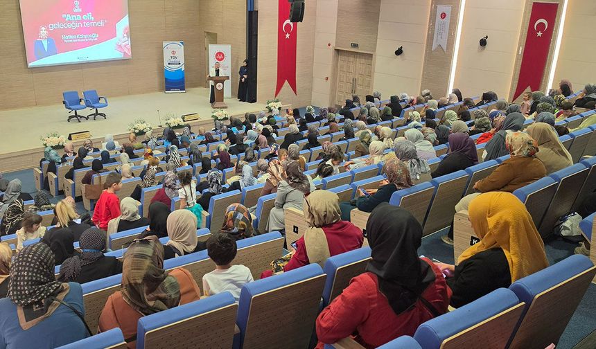 DİJİTAL DÜNYADA ÇOCUK VE AİLE KONFERANSLARI SÜRÜYOR